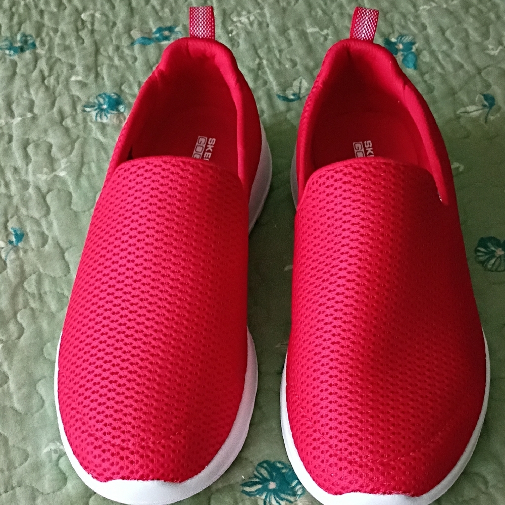 Skechers GOGO MAX Red Slip-On Sneakers 7W EXCELLENT CONDITION